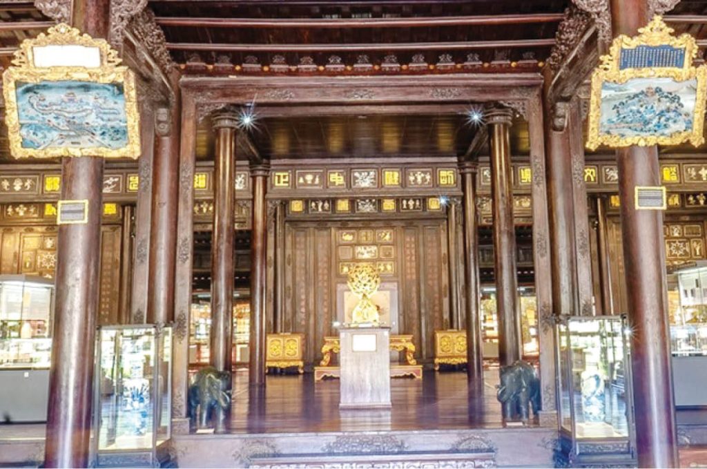 Lịch Sử và Phong Tục Thờ Cúng Bài Vị Cửu Huyền Thất Tổ ở Các Vùng Miền năm 2024 Thờ Gia Tiên - Bài vị Cửu huyền thất tổ ở Miền Trung